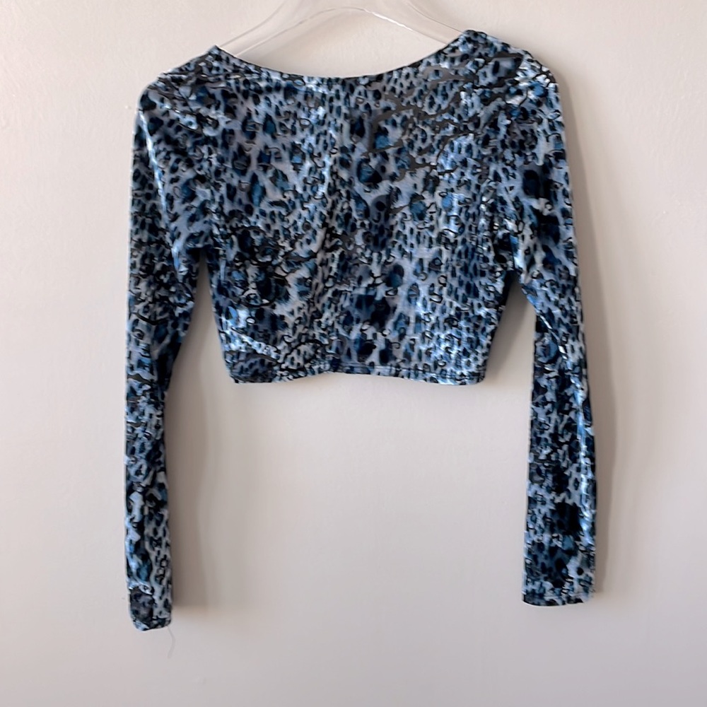 💜 7 for $15 💜 wire crop top blue leopard - Picture 3 of 6